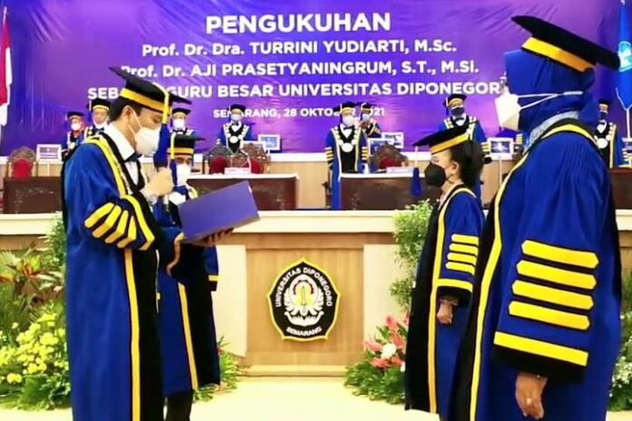 Prosesi pengukuhan guru besar Undip