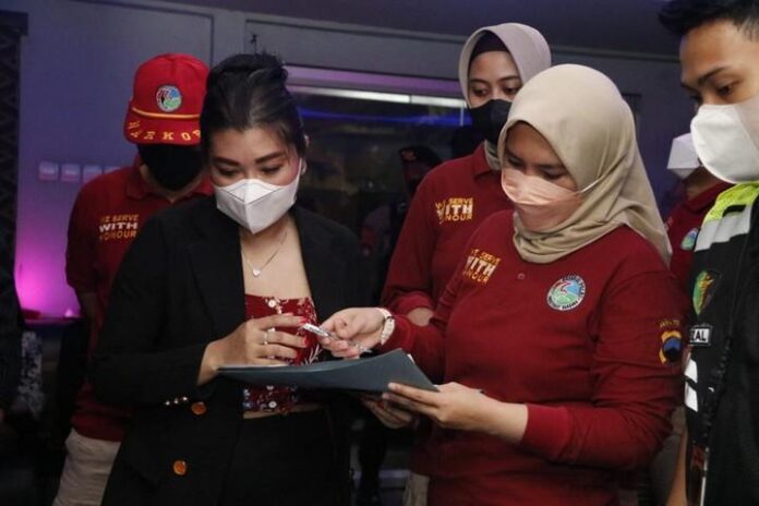 Seorang tamu tempat hiburan malam Seorang tamu tempat hiburan malam