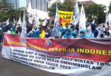 Aksi unjuk rasa buruh di gubernuran