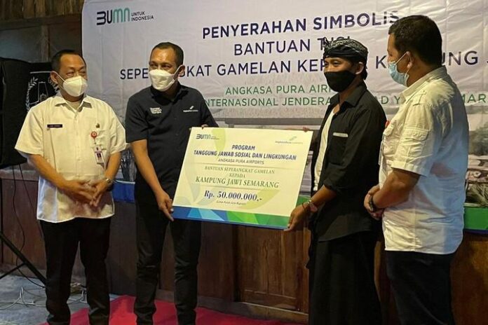 Bantuan ke pengelola Kampung Jawi