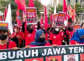 Unjuk rasa buruh di depan gubernuran