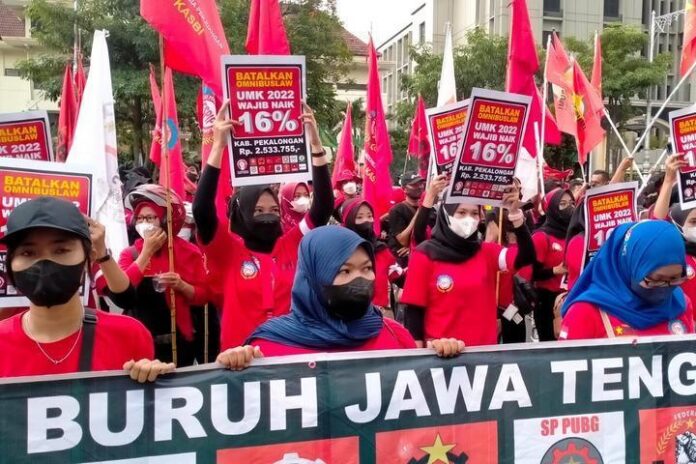 Unjuk rasa buruh di depan gubernuran