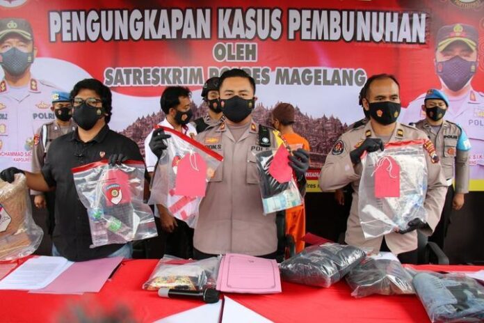 Kompol Aron Sebastian (tengah) Kompol Aron Sebastian (tengah)