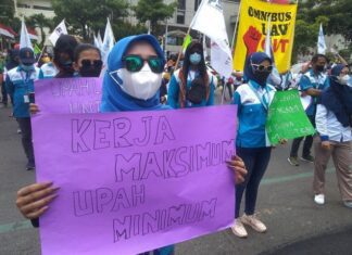 Buruh unjuk rasa di depan gubernuran