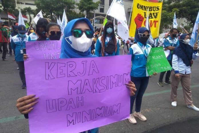 Buruh unjuk rasa di depan gubernuran