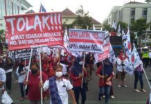 Aksi unjuk rasa buruh di depan kantor gubernuran
