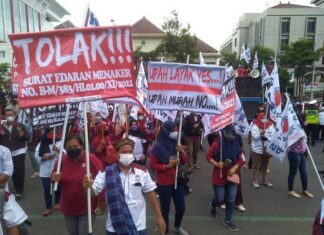 Aksi unjuk rasa buruh di depan kantor gubernuran