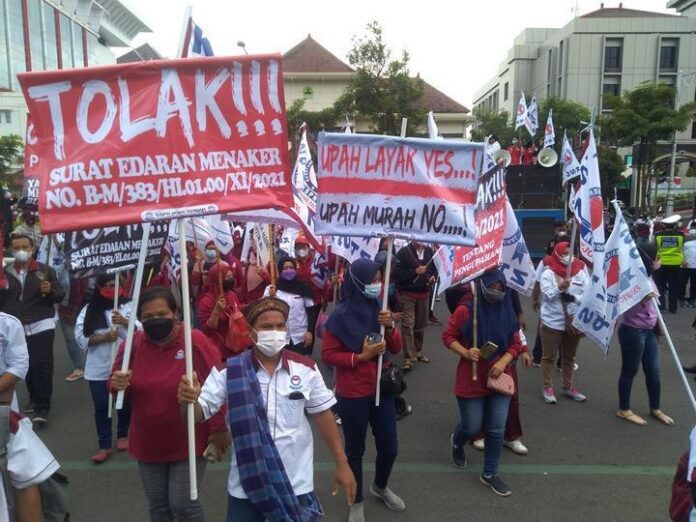 Aksi unjuk rasa buruh di depan kantor gubernuran