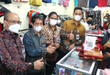 Bupati Kendal Dico Ganinduto (kanan)