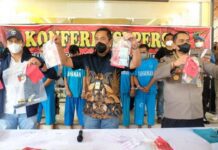 Kombes Pol Djuhandani Rahardjo Puro (tengah)