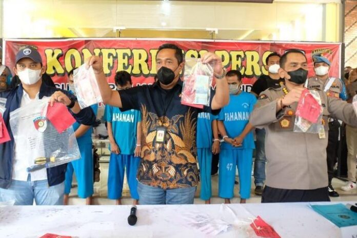 Kombes Pol Djuhandani Rahardjo Puro (tengah) Kombes Pol Djuhandani Rahardjo Puro (tengah)