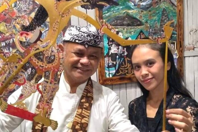 Bambang Eka Prasetya dan Dalang Wanita Bambang Eka Prasetya