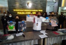 Kombes Pol Djuhandani Rahardjo Puro (tengah)