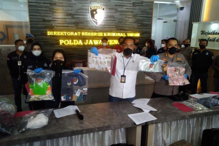 Kombes Pol Djuhandani Rahardjo Puro (tengah) Kombes Pol Djuhandani Rahardjo Puro (tengah)