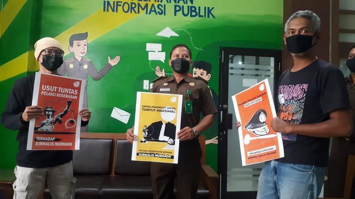 Ketua AJI Semarang Aris Mulyawan (kiri)