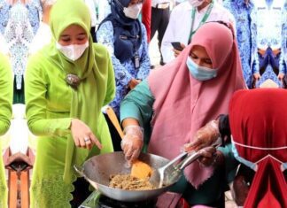 Seorang peserta mengolah masakan