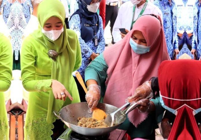 Seorang peserta mengolah masakan Seorang peserta mengolah masakan