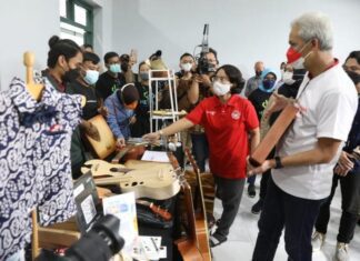 Ganjar Pranowo dengan pelaku UKM