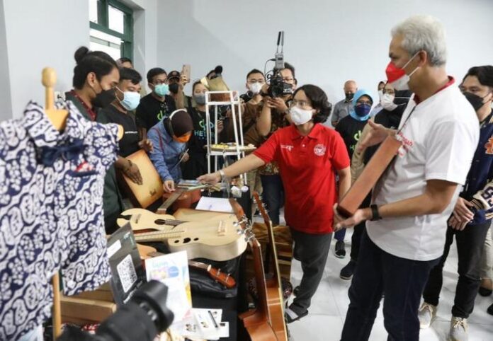 Ganjar Pranowo dengan pelaku UKM