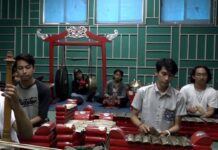 Sejumlah seniman memainkan gamelan