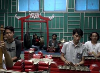 Sejumlah seniman memainkan gamelan