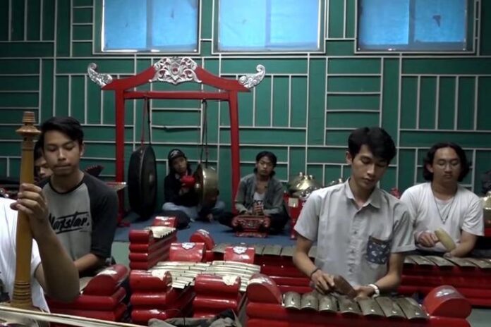 Sejumlah seniman memainkan gamelan