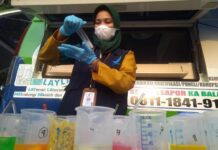 Petugas Balai Besar POM di Semarang