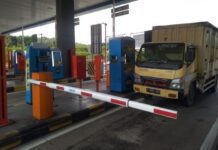 Sebuah truk barang melintas di GT Kalikangkung