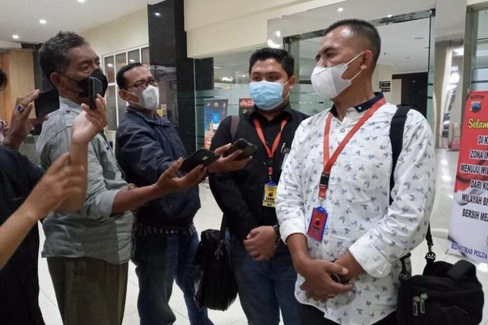 Utomo didampingi kuasa hukumnya Utomo didampingi kuasa hukumnya