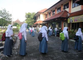 Siswa berbaris rapi berjarak