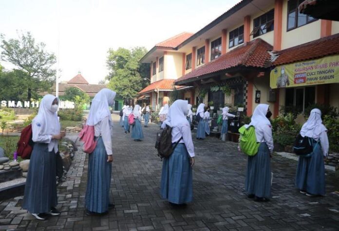 Siswa berbaris rapi berjarak