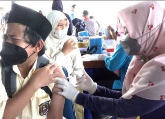 Vaksinasi di KRI Surabaya