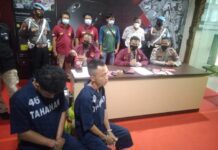 Dua pelaku yang mengaku sebagai polisi