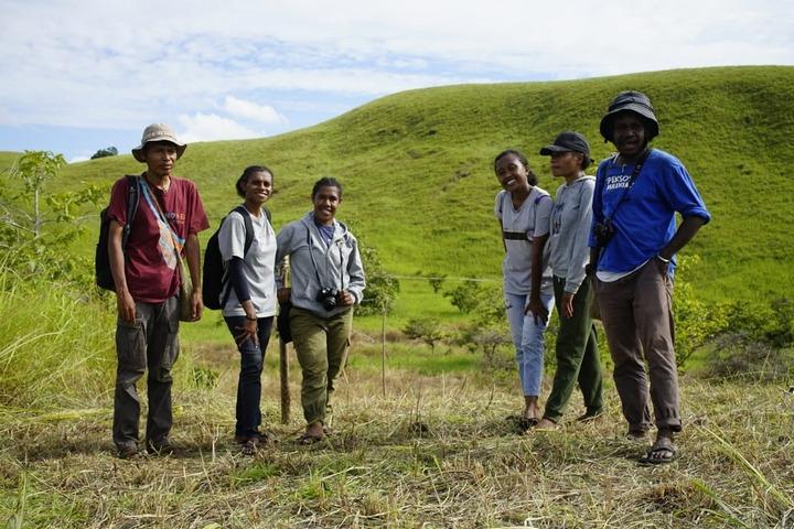 Hari Suroto bersama mahasiswa Papua