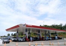 Pemudik mengisi BBM di Rest Area 379A