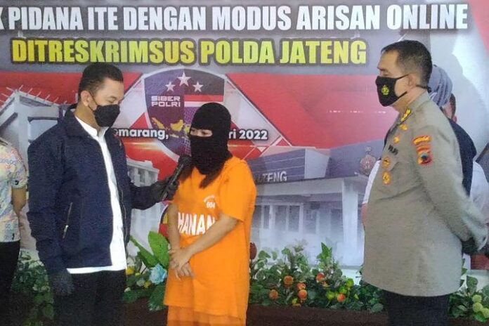 Salah satu tersangka pengelola arisan online