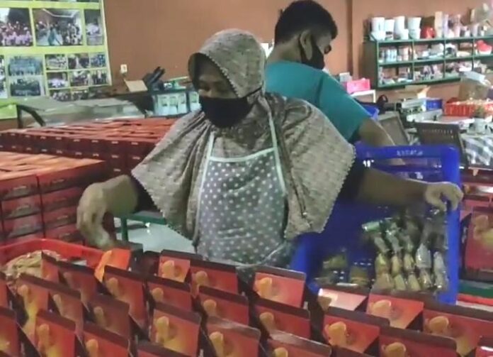 Karyawan roti Sari Rasa Pati