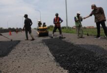 Jalan berlubang di ruas tol exit Brebes