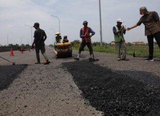 Jalan berlubang di ruas tol exit Brebes