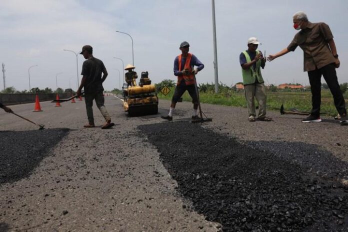 Jalan berlubang di ruas tol exit Brebes