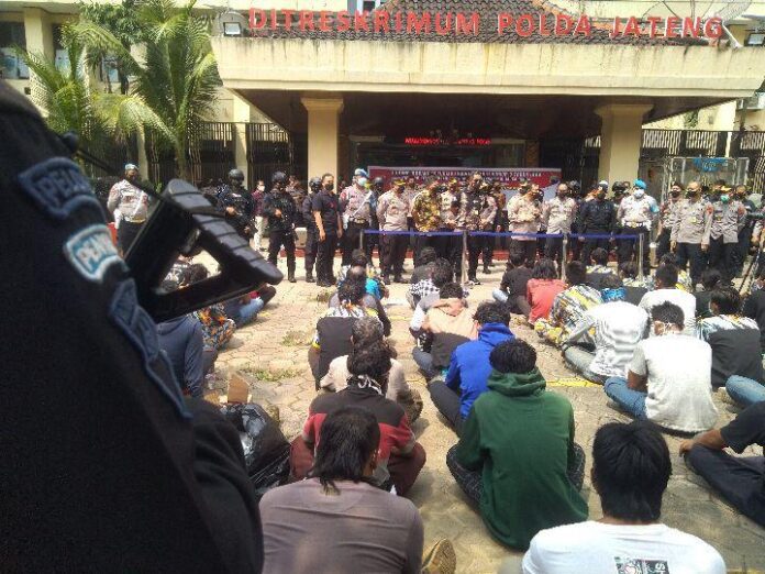 Massa GMBI yang terlibat aksi anarkis Massa GMBI yang terlibat aksi anarkis