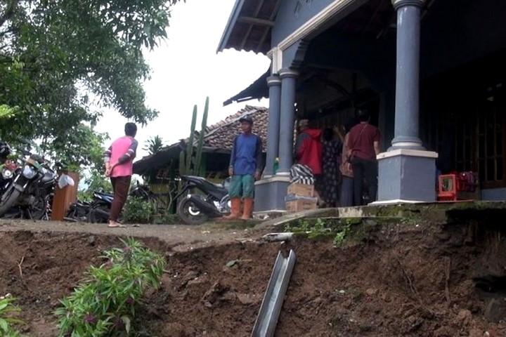 Tanah Bergerak Tegal