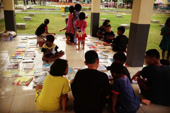 Anak-anak antusias mengikuti kegiatan baca