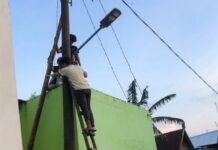 Panel surya untuk penerangan jalan