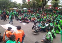 Ratusan pengemudi ojek online menggelar aksi