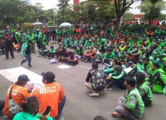 Ratusan pengemudi ojek online menggelar aksi