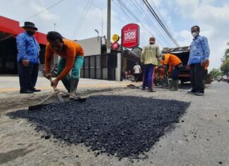 Perbaikan penutupan lubang jalan