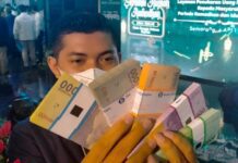 Petugas BI Jateng menunjukkan paket uang