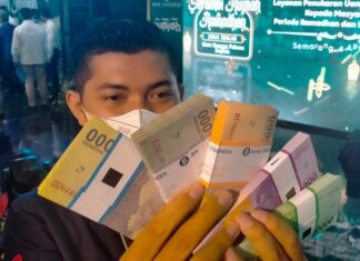 Petugas BI Jateng menunjukkan paket uang