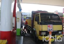 Truk Sedang isi BBM